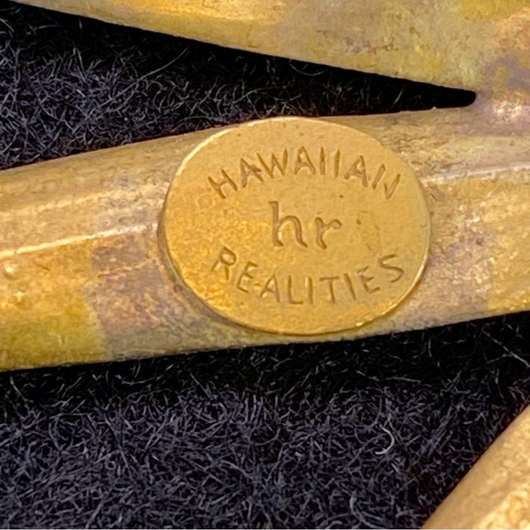 Vintage Hawaiian Realities broach/pin in a palm or bamboo leaf design - Picture 6 of 8